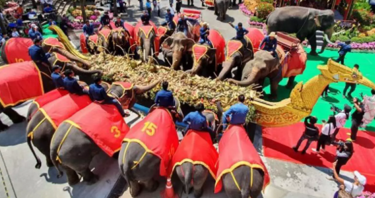 Inilah Prasmanan Buah di Hari Gajah Nasional di Thailand